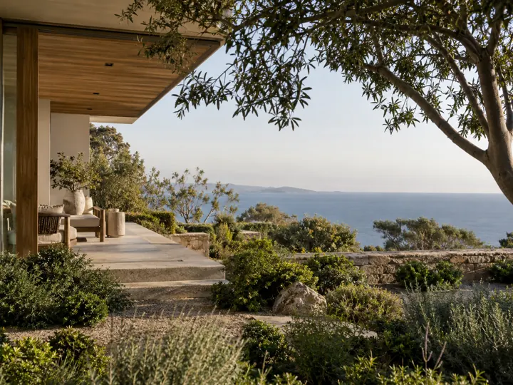 Understated residence and garden overlooking the sea